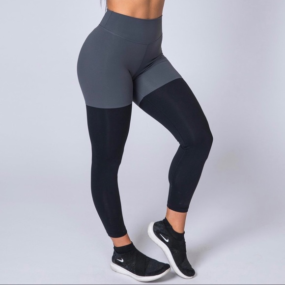 ❌SOLD❌ Muscle Nation Two-toned Scrunch Leggings - Picture 2 of 4